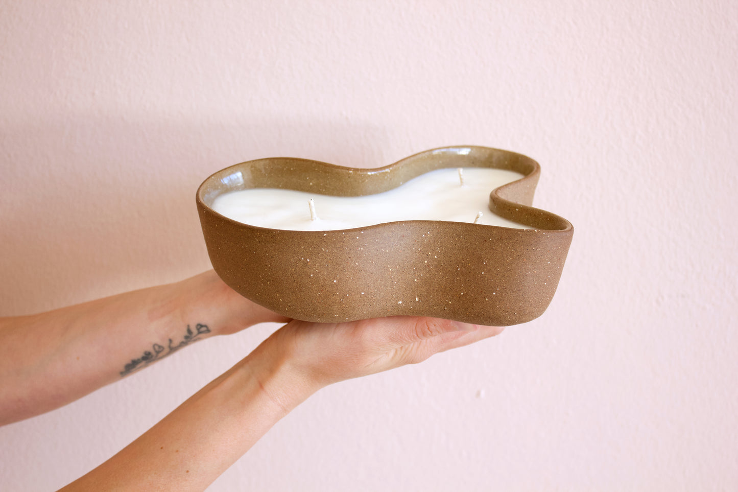 Raw umber meander candle